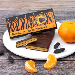 Tangerine Tonka Caramel VEGAN  mandarynka marcepan i karmelowym ganache z tonka